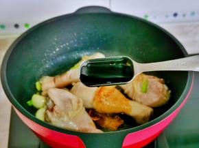 加入红烧酱油。