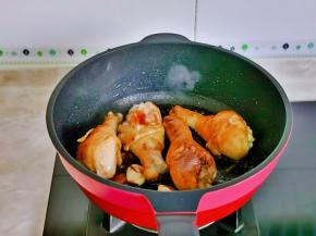 小火翻炒1分钟。