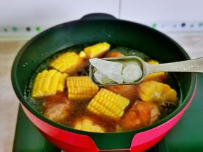 加入冰糖，盖上盖子烧开转小火炖25分钟。