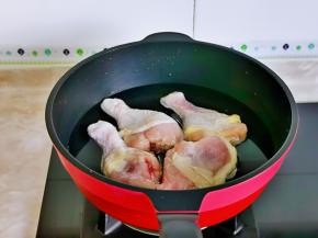 鸡腿焯水，冷水下锅烧开煮3分钟，捞出用温水冲洗干净。