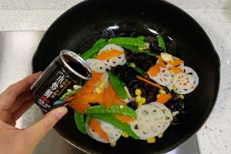 倒入小石窖小炒鲜调味汁。