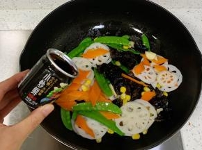 倒入小石窖小炒鲜调味汁。