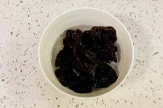 木耳用清水泡发20分钟，去蒂洗净。