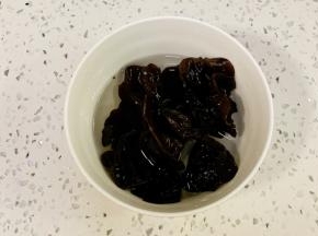 木耳用清水泡发20分钟，去蒂洗净。