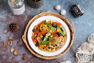 鲜香味美的家常荷塘小炒。