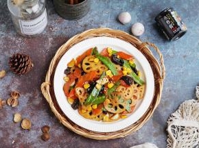 鲜香味美的家常荷塘小炒。