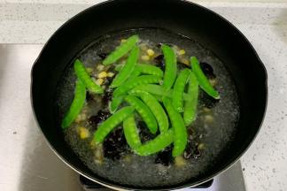 继续放入荷兰豆、木耳和玉米焯水30秒，捞出沥干。