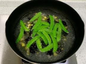 继续放入荷兰豆、木耳和玉米焯水30秒，捞出沥干。