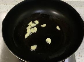 热锅倒入食用油，加入蒜片爆香。