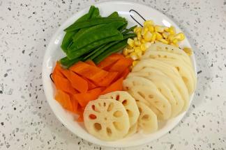 切好莲藕和胡萝卜，荷兰豆去筋洗净。