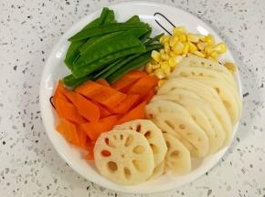 切好莲藕和胡萝卜，荷兰豆去筋洗净。