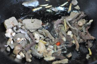 倒入熟羊杂翻炒。