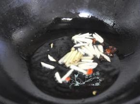锅里倒入油，放入花椒、八角、蒜、姜、小米椒炝锅。
