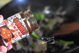 倒入阿宽玉米牛肉酱拌匀，再淋点白酒去腥。