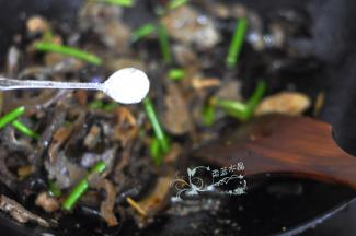 加入盐和生抽调味。