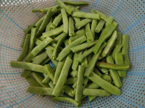 四季豆去头去尾，撕去豆筋，掐成小段