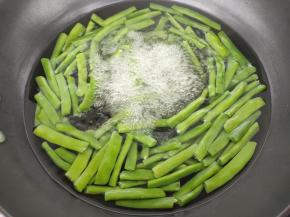 将四季豆焯水，变软明显变色，然后捞出，用清水洗一下，沥干水分备用