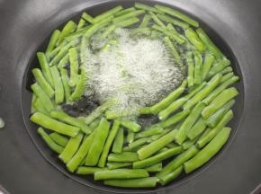 将四季豆焯水，变软明显变色，然后捞出，用清水洗一下，沥干水分备用