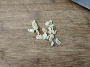 准备大蒜1瓣，切成小块