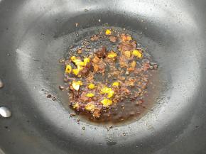 热锅热油，下入大蒜、1勺牛肉酱，翻炒出香味