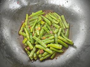 如果焯水时四季豆焯烫不是很熟，这时可以兑入适量水焖几分钟