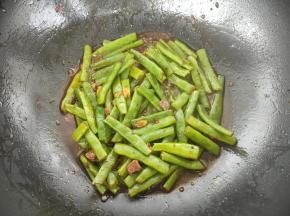 如果焯水时四季豆焯烫不是很熟，这时可以兑入适量水焖几分钟
