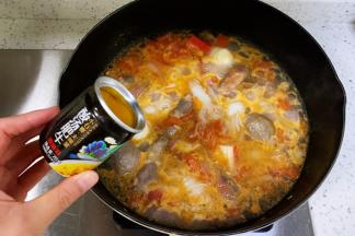 倒入40克的小石窖酸汤肥牛调味料。