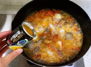 倒入40克的小石窖酸汤肥牛调味料。
