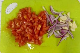 番茄烫皮切丁，洋葱切丝，独蒜切瓣。