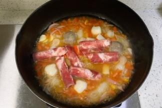 放入肥牛卷继续煮至变色。