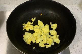 热锅倒食用油，倒入蛋液炒熟，盛出备用。