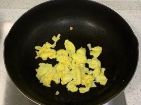 热锅倒食用油，倒入蛋液炒熟，盛出备用。
