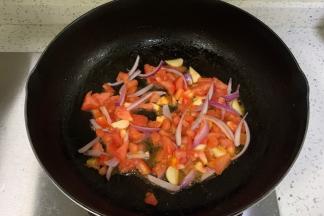 继续倒入食用油，先放入蒜爆香，继续放入番茄和洋葱炒出汁。