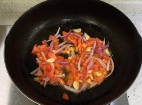 继续倒入食用油，先放入蒜爆香，继续放入番茄和洋葱炒出汁。