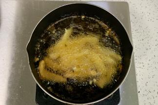 油温六七成热，把鸡柳依次放入油锅中，小火炸至金黄。