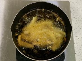 油温六七成热，把鸡柳依次放入油锅中，小火炸至金黄。