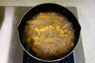 待油温再次升高，把鸡柳放入锅中复炸30秒，捞出控油。