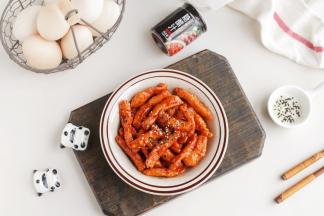 出锅撒芝麻，酸甜可口的糖醋鸡柳就制作好了。