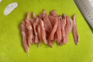 鸡胸肉冲洗，用刀切条。