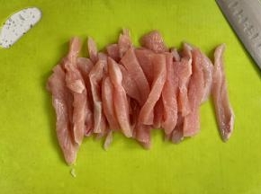 鸡胸肉冲洗，用刀切条。