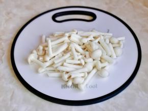 海鲜菇洗干净切段。