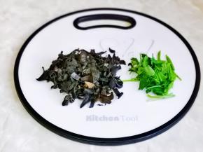 黑木耳冷水泡发后切丝，香菜洗净切段。