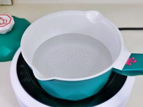 奶锅中加入纯净水烧开。