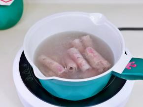 下肥牛卷焯水，再次烧开烫变色立即捞出。