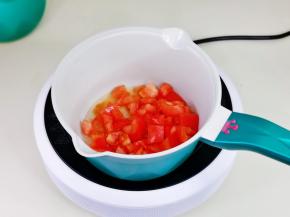 锅中加入食用油，再加入番茄块翻炒。