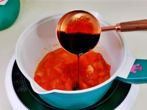 生抽，蚝油，料酒混合搅拌均匀，倒入锅中。