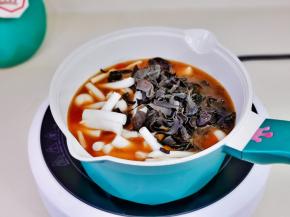 加入切好的海鲜菇，木耳丝。