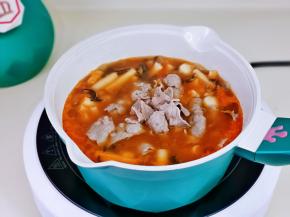 最后加入焯水的肥牛煮1分钟关火。