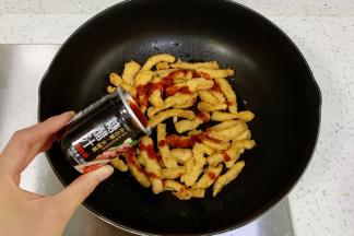 锅中倒入1勺食用油，放入炸好的鸡柳，倒入糖醋汁调味汁。