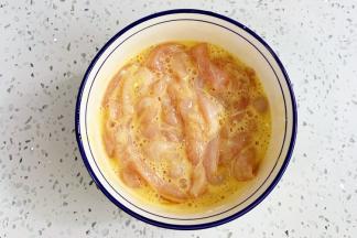 用筷子搅拌均匀。